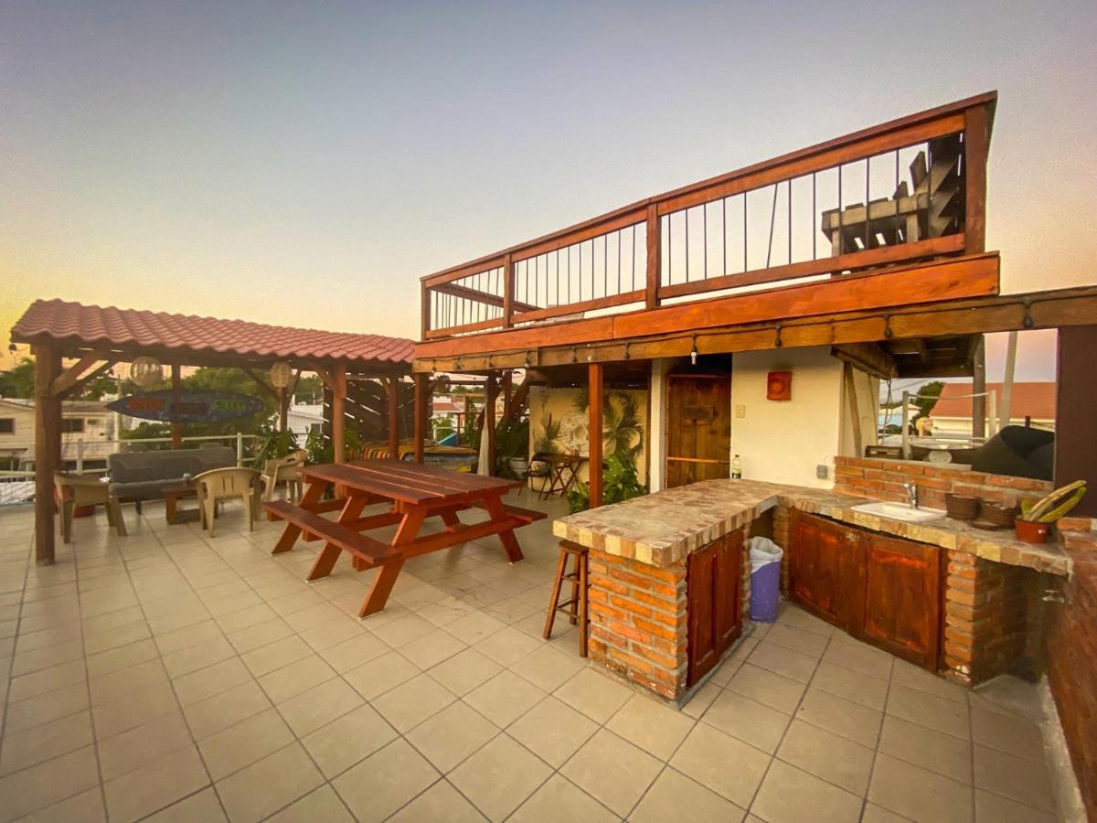 מזטלן Wandering Monkey Guesthouse מראה חיצוני תמונה
